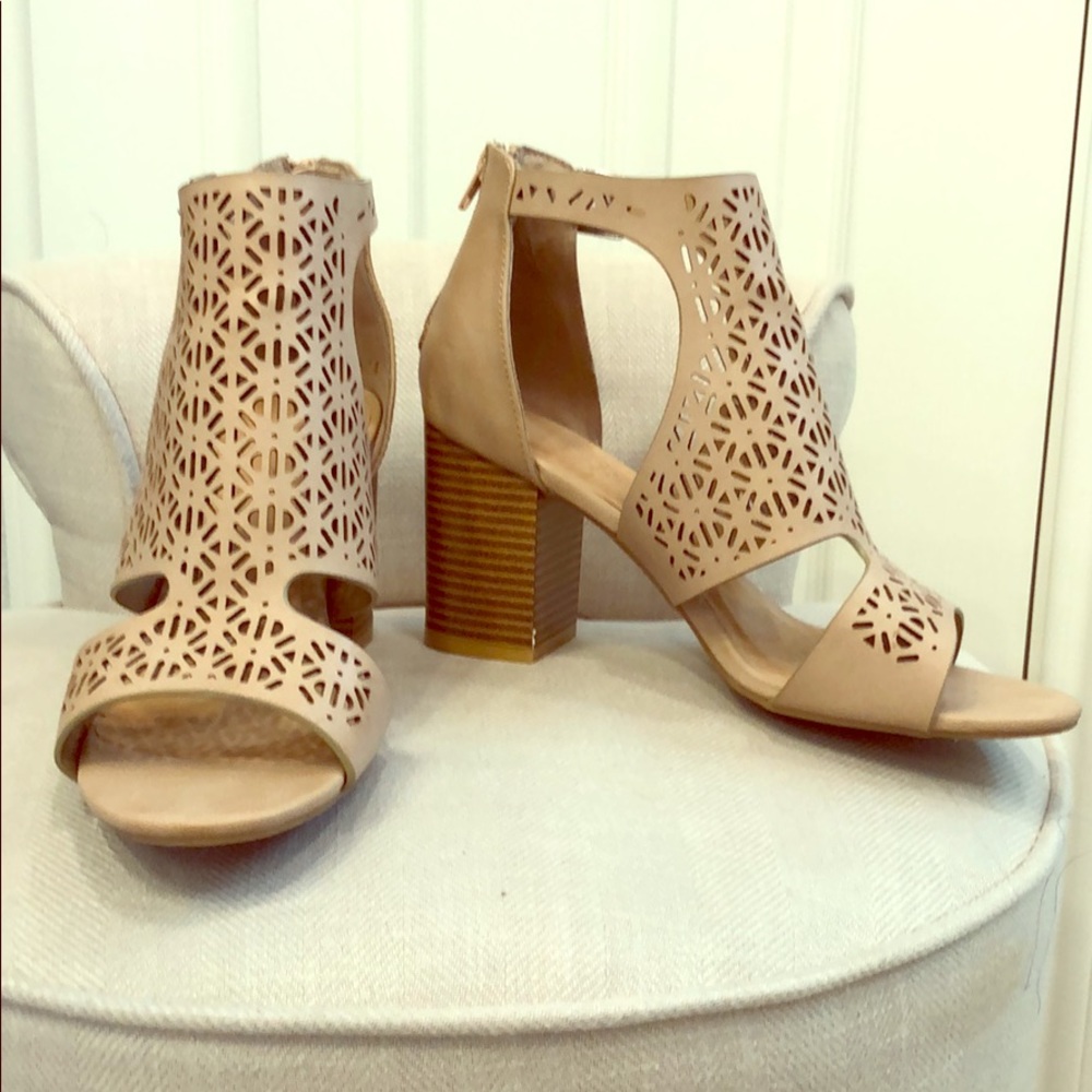 Cute summer sandals! Like new! 9M